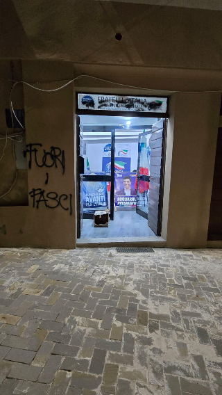 Imbratta la sede di Fratelli d’Italia a San Severino: la Digos identifica due giovani romani